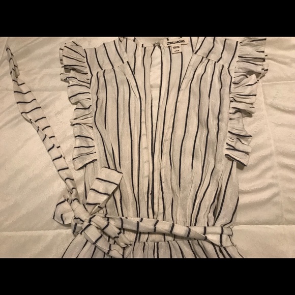 SOLD ‼️Lulu’s Billabong Ruffle Striped Romper - Picture 2 of 7